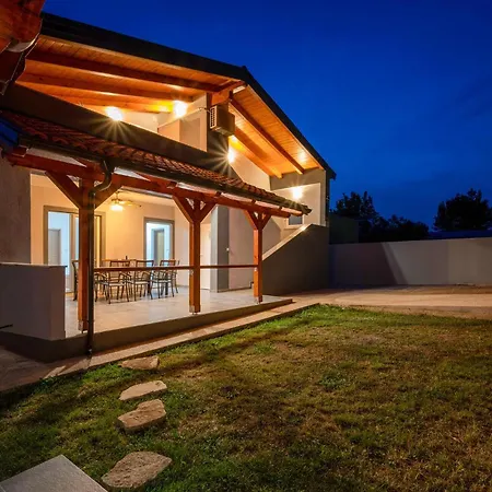 3 Bedroom Beautiful In Apartamento Peroj