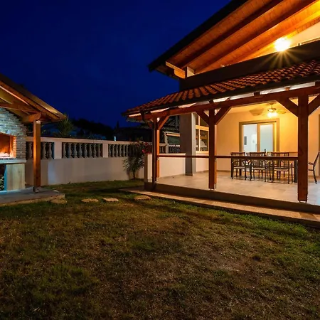 3 Bedroom Beautiful In Apartamento Peroj