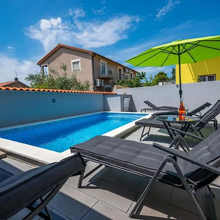 3 Bedroom Beautiful In Peroj