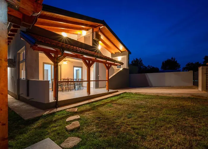 Stunning In With Wifi Apartament Peroj
